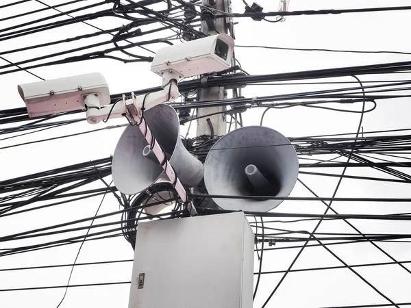 Segurança da câmera CCTV e alto-falante chifre vintage com cabos e fios — Fotografia de Stock