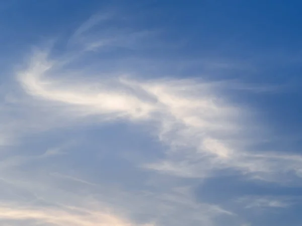 Blauer Himmel und Wolken im Morgenlicht — Stockfoto