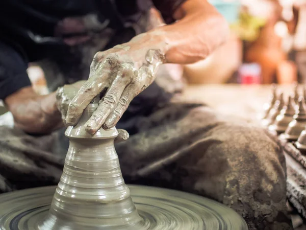 Las manos de un alfarero, haciendo cerámica en la rueda de cerámica — Foto de Stock