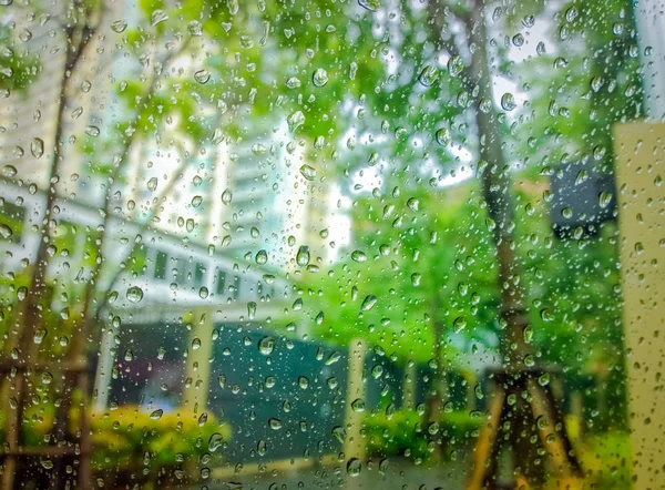 Капли дождя на стекле с пейзажем — стоковое фото