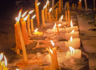 Mumlar gece, soyut parlayan arka plan ışık