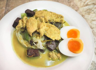 Yeşil köri tavuk ve Tayland pirinç noodle