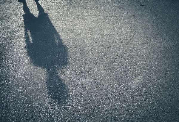 Σκιά των ανδρών σε δρόμο σκυροδέματος φόντο με τοποθετήστε το κείμενό σας — Φωτογραφία Αρχείου