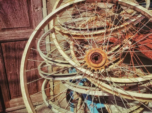 Old rusty bicycle wheels — Stock Photo, Image