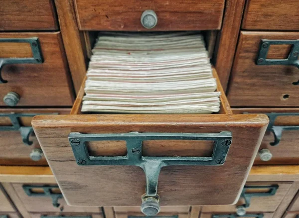 Caixas de madeira abertas com cartões de índice na biblioteca — Fotografia de Stock