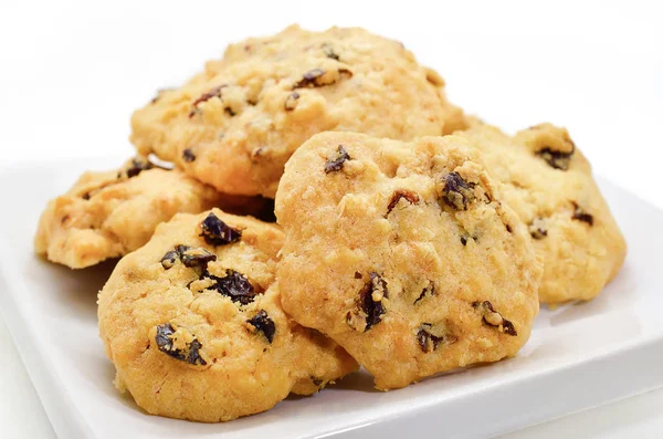 Biscoito de passas de aveia na placa cerâmica branca — Fotografia de Stock