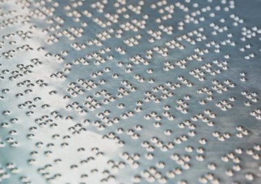 Demir plaka amaç Braille metin yazma
