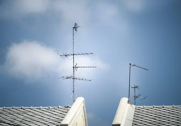 Antigua antena para televisión con cielo azul —  Fotos de Stock