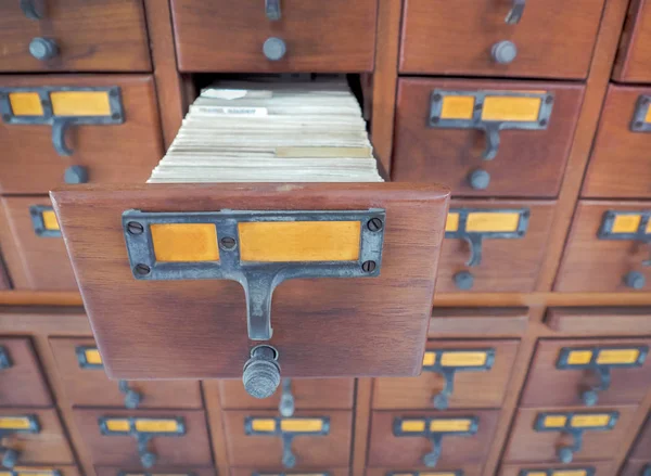 Cajas de madera abiertas con tarjetas índice en la biblioteca —  Fotos de Stock