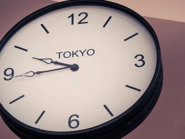 Tokyo saat dilimi gösterilen bir Havaalanı saati