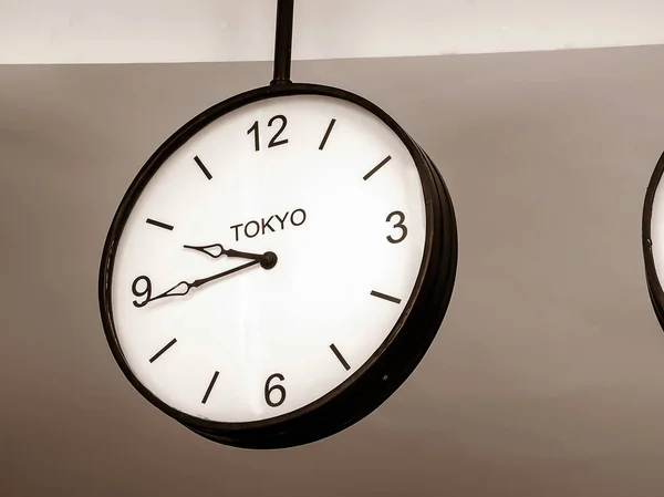 Tokyo saat dilimi gösterilen bir Havaalanı saati