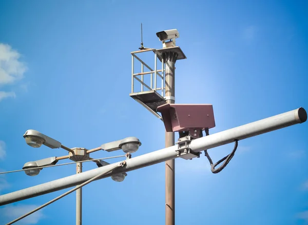 Seguridad de la cámara CCTV instalada en la intersección — Foto de Stock