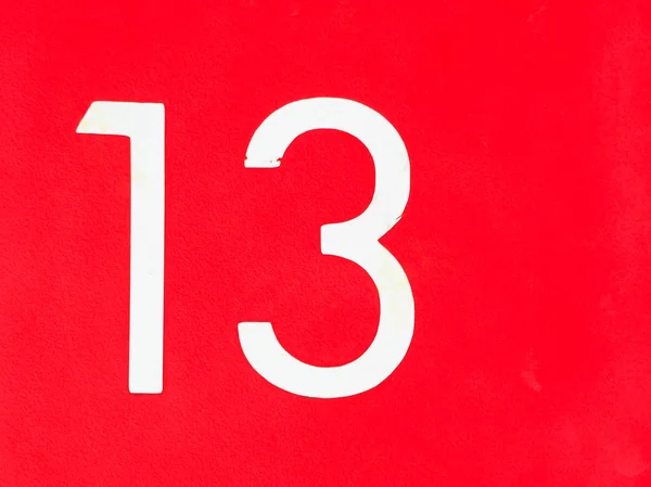 Nummer 13 op rode muur — Stockfoto