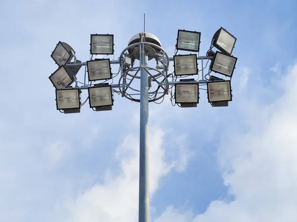 Foco poste de la lámpara sobre fondo azul cielo — Foto de Stock