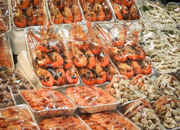 Venta de mariscos a la parrilla en el mercado de mariscos — Foto de Stock
