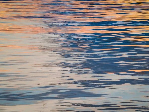 Fundo da água ondulada no mar, Reflexão do céu do por do sol da luz — Fotografia de Stock