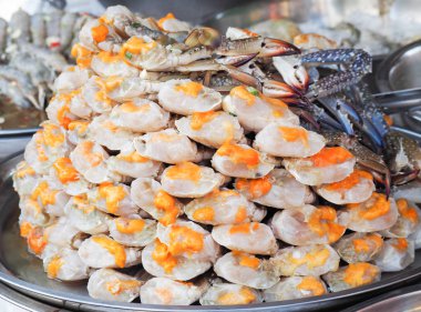 Yumurta at yengeçler deniz ürünleri pazarında