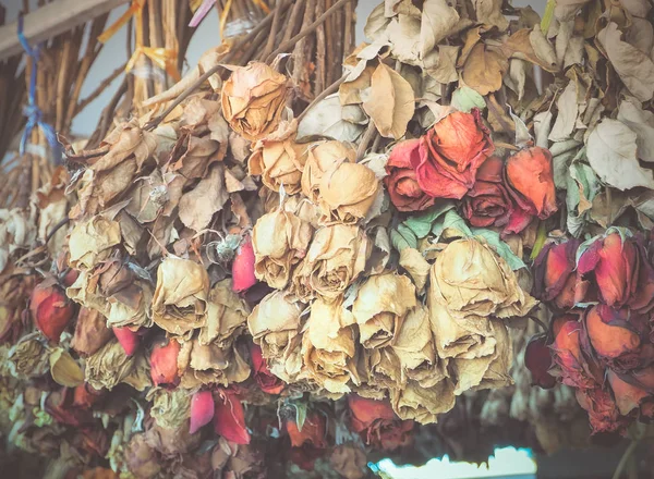 Buquê de rosas moribundas secas — Fotografia de Stock