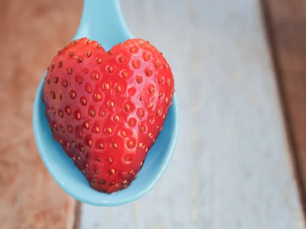 Le cœur de fraise servi par amour — Photo