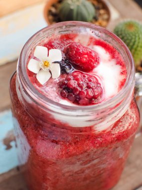 Yoğurt güler yüzlü ile karışık berry (ahududu, çilek ve yaban mersini)