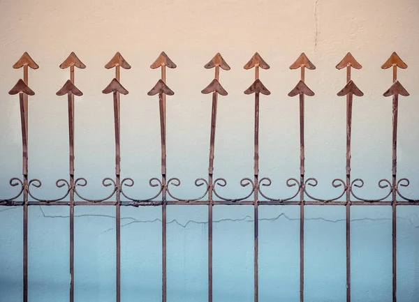 Rusty metal fence with sharp arrows — Stock Photo, Image