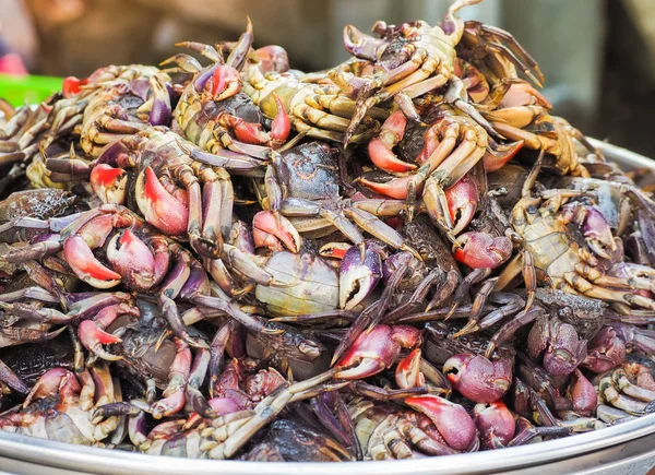 Frisch gesalzene Krabben auf dem Markt — Stockfoto