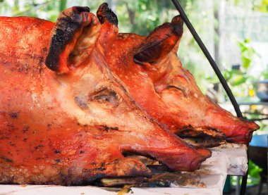 Domuz kızartma sokak pazarında