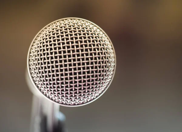 Primer plano del micrófono en la sala de karaoke o sala de conferencias Fotos De Stock Sin Royalties Gratis