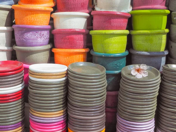 Kleurrijke handgemaakte keramische potten achtergrond — Stockfoto