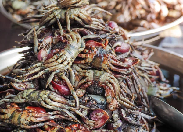 在市场上的新鲜蟹 — 图库照片