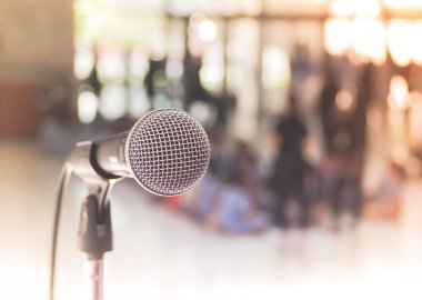 Konser salonunda ya da konferans odasında mikrofon