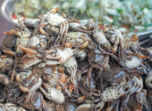 Verse gezouten krab op de markt. Bangkok — Stockfoto