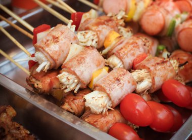 Mangal şiş sosis ve mantar ile