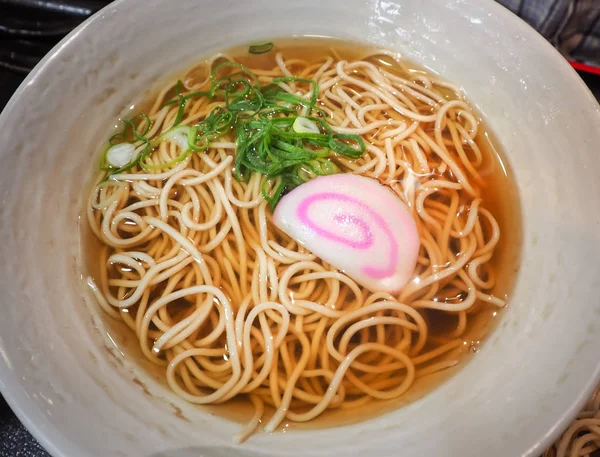 세라믹 그릇에 일본 메 밀 국수 라면 — 스톡 사진