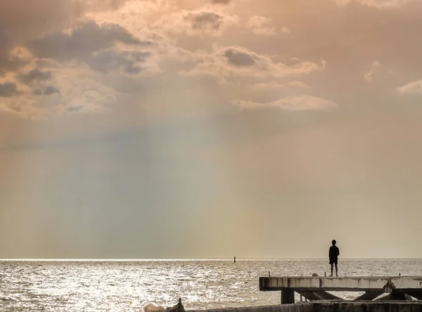 Silhouette of man of fisherman which beautiful cloudy sky — Stock Photo, Image
