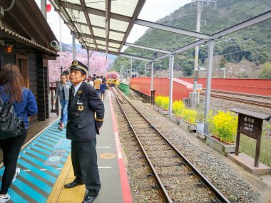 Sagano'da doğal demiryolu (romantik tren) en iyi gezi treni çizgidir