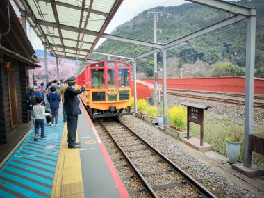 Sagano'da doğal demiryolu (romantik tren) en iyi gezi treni çizgidir