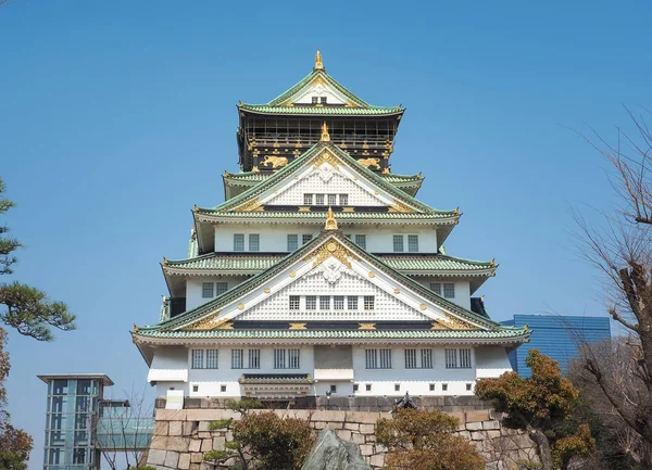 La vista frontal del Castillo de Osaka. Este castillo es muy famoso atracción turística histórica — Foto de Stock