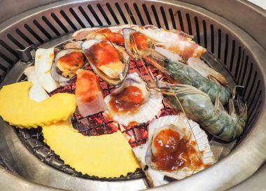 Ocakta üzerinde çeşitli deniz ürünleri ızgara