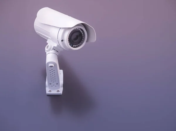 CCTV камери безпеки на стіні фіолетовий — стокове фото