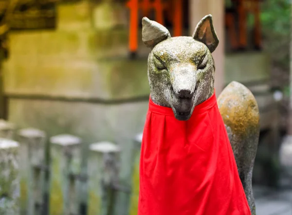 Estátua de pedra Fox no Santuário Inari Fushimi. Quioto, Japão — Fotografia de Stock