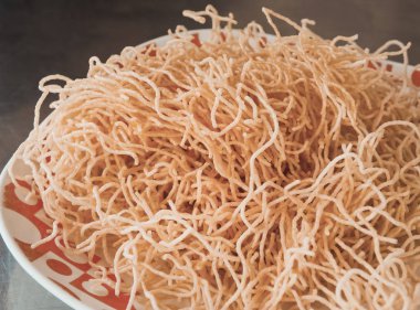 Kızarmış pirinç noodle bir servis tabağı