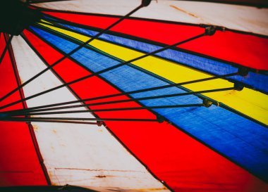 Boya tuval şemsiyesi altında