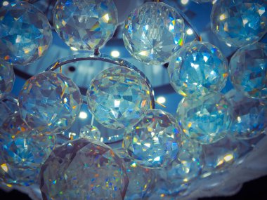 Birçok mavi kristal toplar 