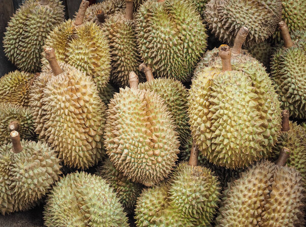 Продажа фруктов на фермерском рынке
