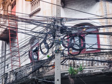 Kablo ve teller her sokakta kaos