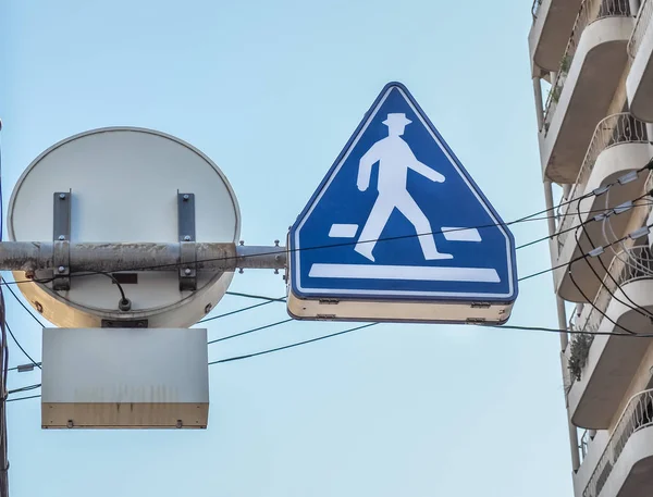 Дорожные знаки для перехода через дорогу — стоковое фото