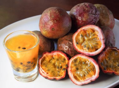 Passion fruit ve sulu beyaz çanak üzerinde