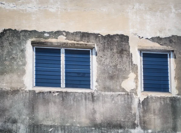 Janela azul na antiga parede de cimento . — Fotografia de Stock