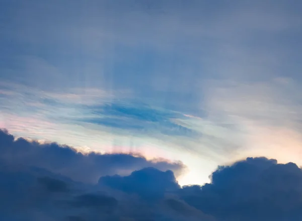 Sol brilha através das nuvens de chuva e arco-íris — Fotografia de Stock